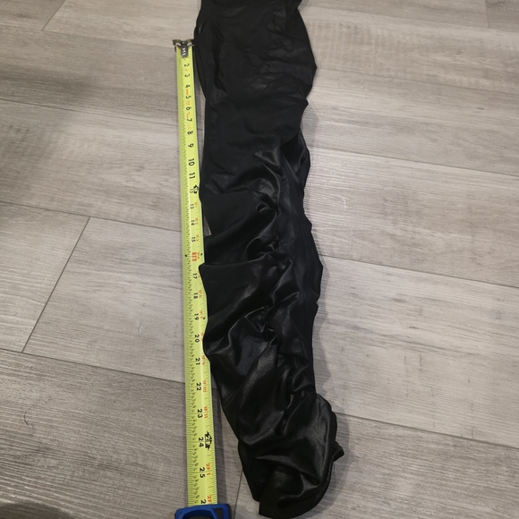 ALO Yoga Shiny Black Activewear - Picture 9 of 9